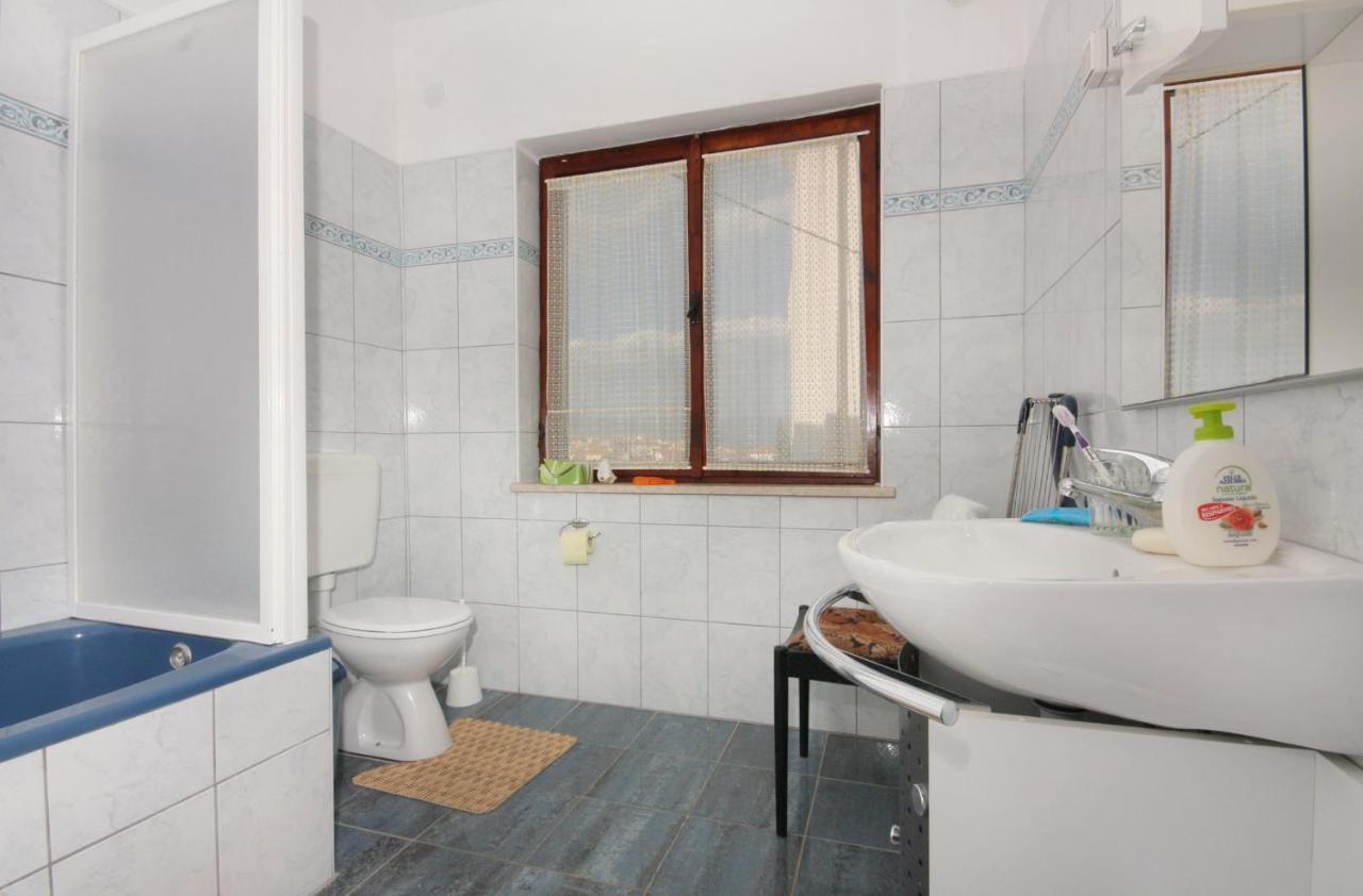 Apartment Vrbnik 5301B Eksteriør billede